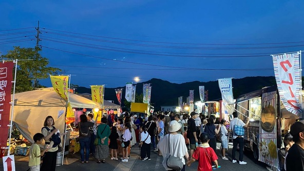 16時からは北房コスモスドーム周辺にキッチンカーや屋台が出店