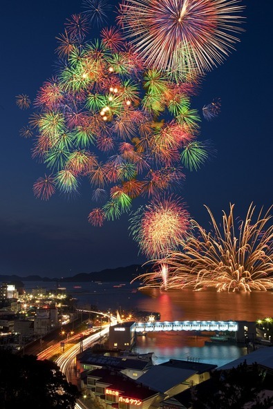 水中花火や1尺玉が織りなす、鳥羽湾の夜空と海面の競演です