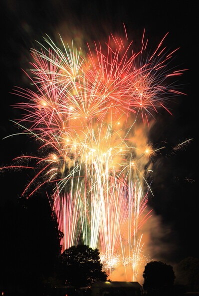 72本の手筒花火と打ち上げ花火が同時に上がるクライマックスは最大の見どころです