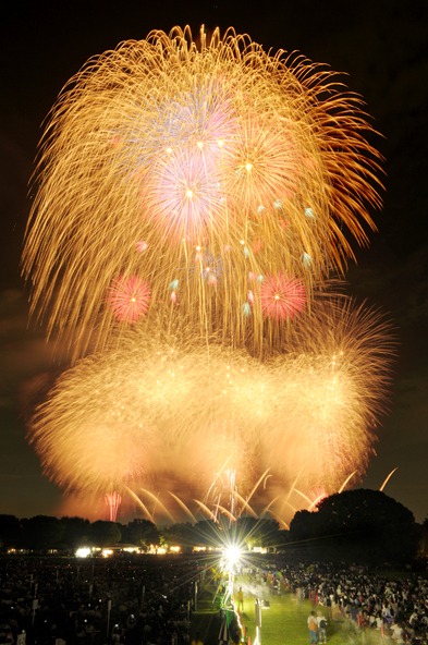 壮大なスケールで打ち上げられる花火に感動間違いなしです