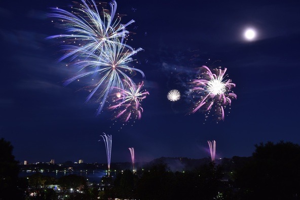 夜空いっぱいに咲く花火は子供たちの思い出に残ること間違いなし♪