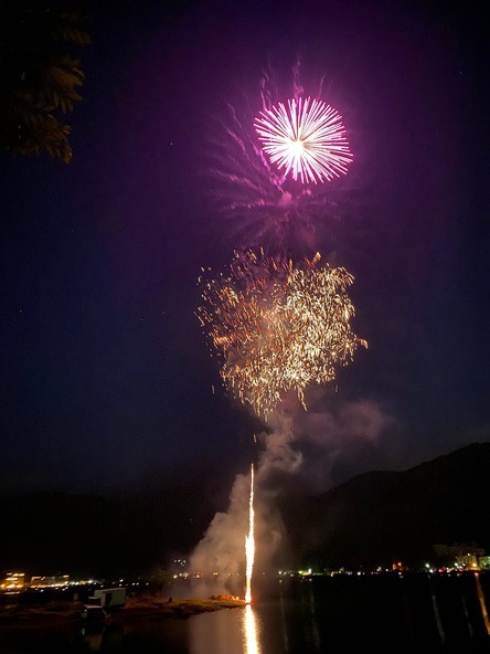 早打ちやスターマイン、斜め打ち花火など、約2,000発が富士山とのコントラストを演出