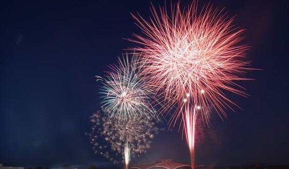 打ち上げ場所と観覧場所の距離が近く、大迫力の花火が眺められます(画像提供:真岡市)