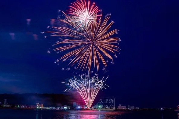 黒船来航にちなんだ祭りのフィナーレを、約7,000発の花火が締めくくります