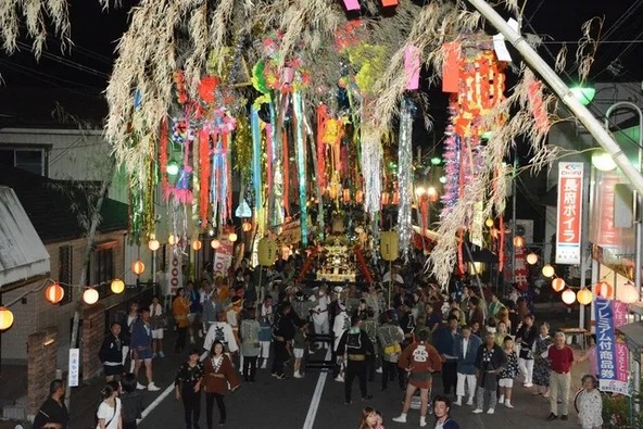 華やかな七夕飾りで彩られた石塚駅前通り(過去開催時の様子)