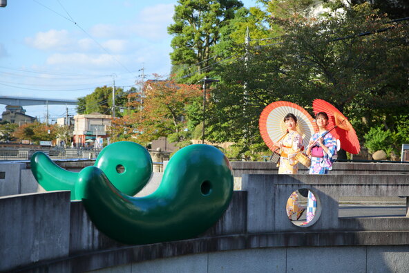 「勾玉橋」の近くにも足湯があります