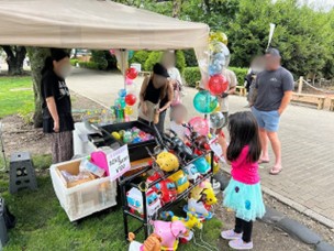 子供たちがワクワクする縁日屋台が日替わりで並びます