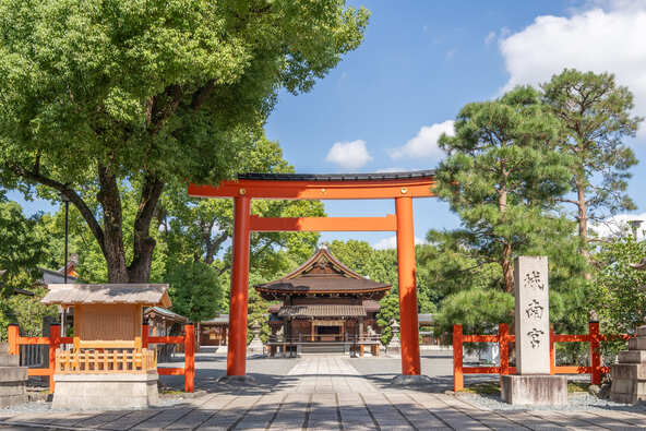 境内に立つ朱色の鳥居