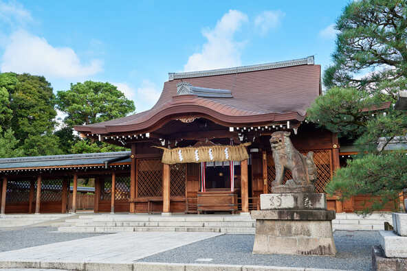 平安時代の建築様式で統一された優美な佇まいが印象的な本殿