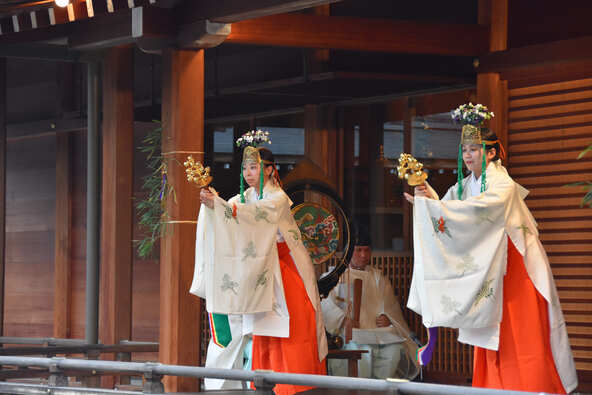 「お涼み」は、夕涼みを兼ねて神社にお参りする風習から始まったと伝えられています