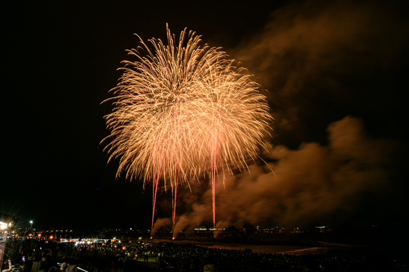 夜空を華麗に彩る花火にうっとり♪