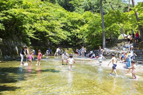 夏は川遊びを楽しむ親子連れでにぎわう人気スポットです