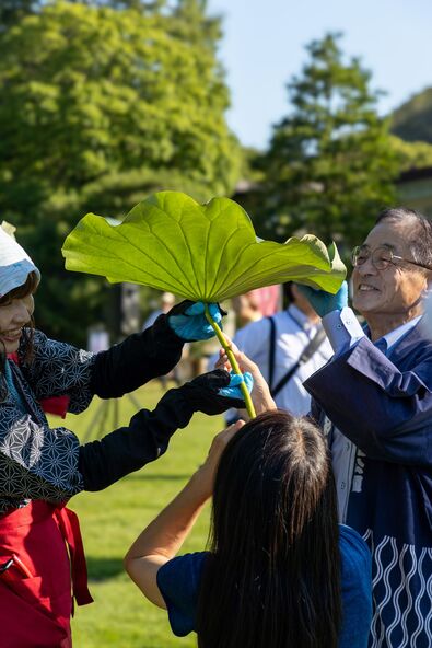 「町田薬師池公園四季彩の杜 観蓮会」の「荷葉茶」の様子