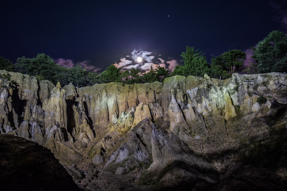 夜にはライトアップされた土柱も楽しめます