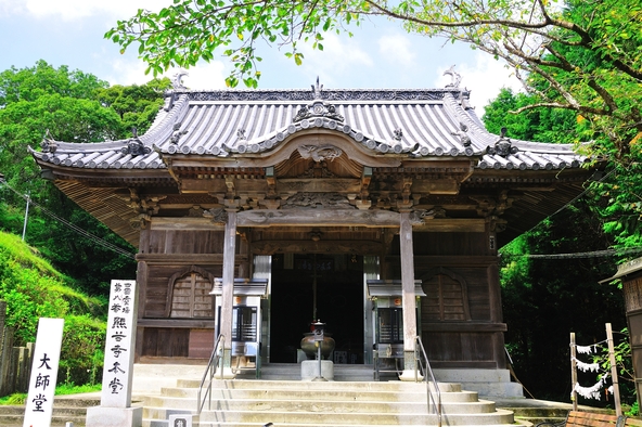 豊かな自然に囲まれた四国八十八ヶ所霊場第8番札所「熊谷寺」
