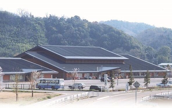 レストランや売店も備えた日帰り温泉施設「天然温泉 御所の郷」