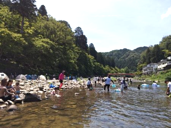 巴川のせせらぎを聞きながら、涼やかな森林浴を満喫できます