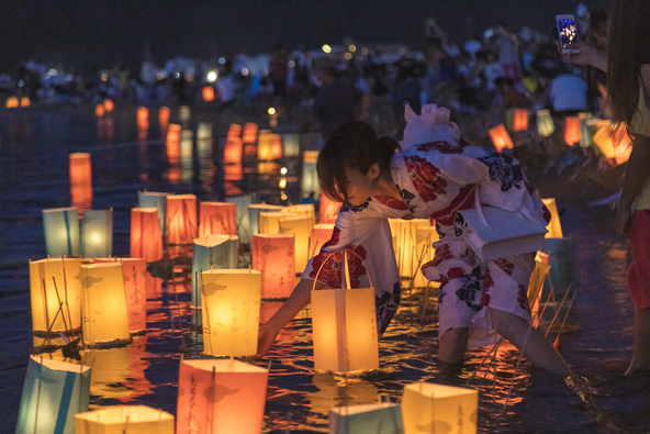 想いを乗せた灯籠が海に流されます