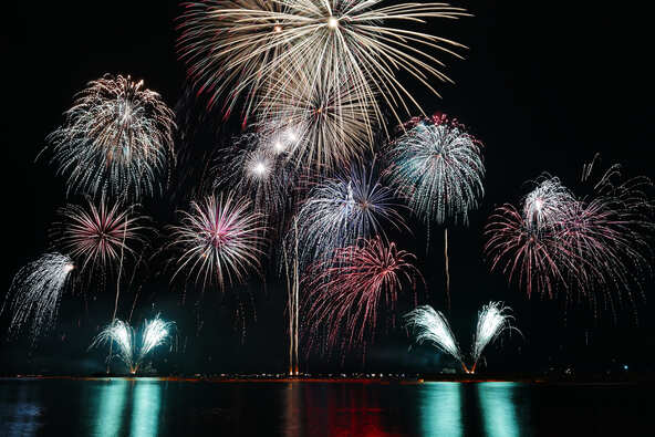 約1万発の花火が気比の松原の夜空を彩ります。2026年の一般有料観覧席は、すでに完売しています。
