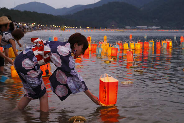お盆の伝統行事にふれながら、迫力ある花火も楽しめる敦賀ならではの行事です