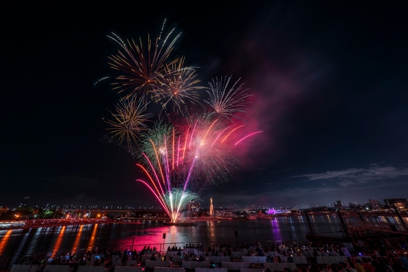 堺旧港の夜空を彩る迫力満点の花火は、夏の思い出になること間違いなし!