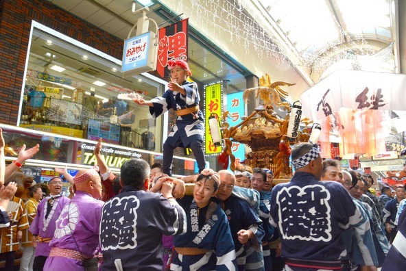 祭り開催期間中には神輿渡御(みこしとぎょ)も行われます