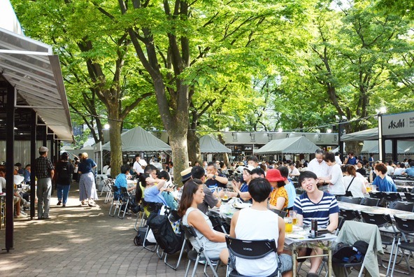 さわやかな夏空の下、美味しい料理などを堪能できます