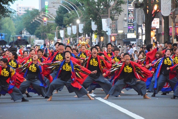 「すすきの祭り」でのよさこいの様子