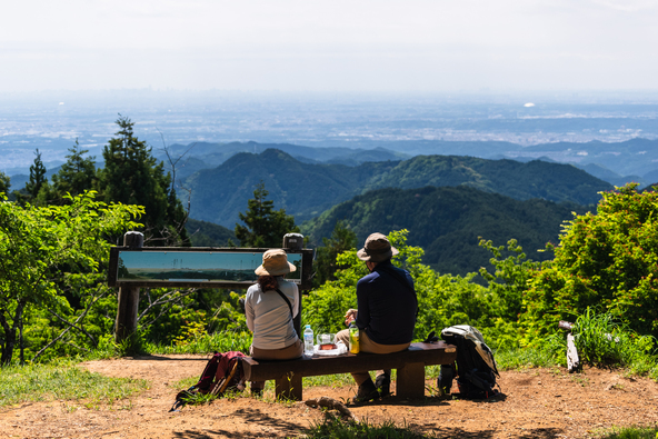 行楽シーズンにはたくさんの登山客でにぎわう「関八州見晴台」(画像提供:Yuya / PIXTA)