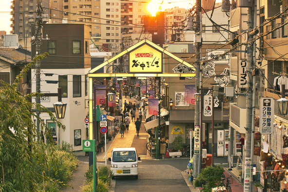 「夕焼けだんだん」から見る夕日(画像提供:Masa / PIXTA)