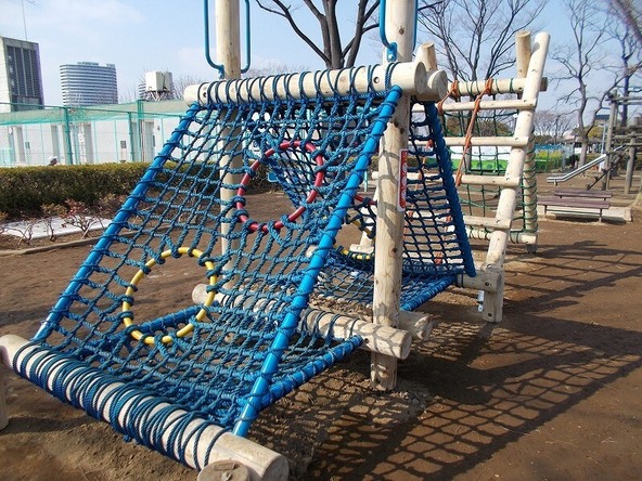 子供向けのアスレチック広場