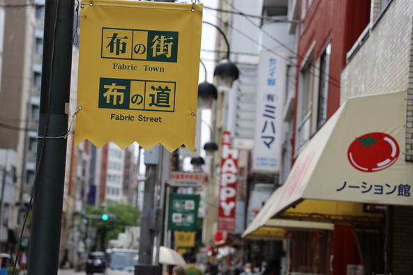 このまちを目当てに来日する外国人も多い“手芸の聖地” (画像提供:chigasaki7 / PIXTA)