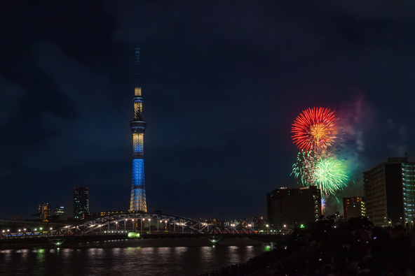 夜景が美しく、「隅田川花火大会」の鑑賞スポットでもあります(画像提供:カメさん / PIXTA)