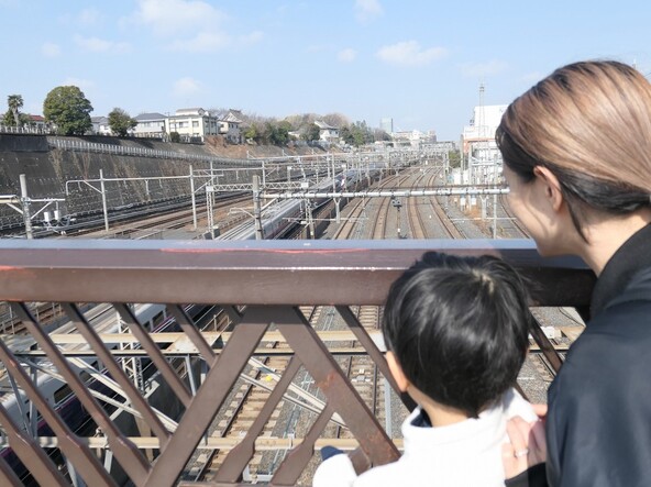 次々と電車が走行し、時間が経つのを忘れて見入ってしまいます