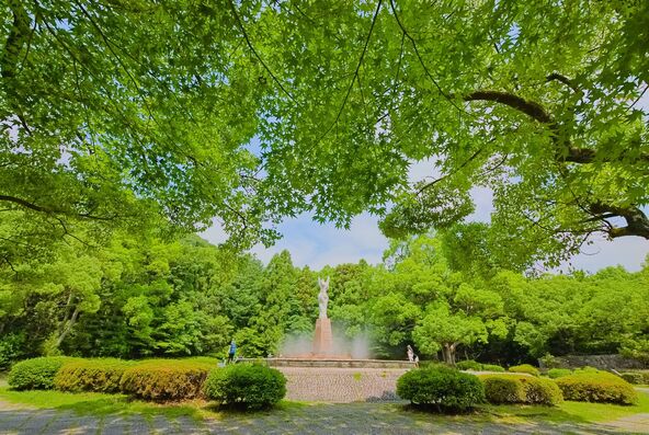 甲山を望むシンボルゾーン(画像提供:i.katty / PIXTA)