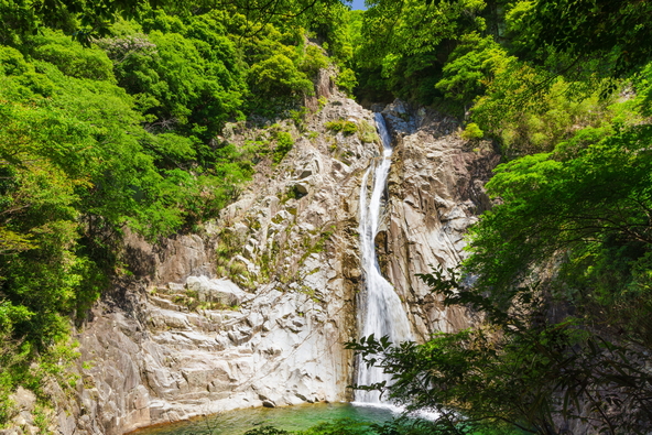 高さ約43mの「雄滝」(画像提供:photop / PIXTA)