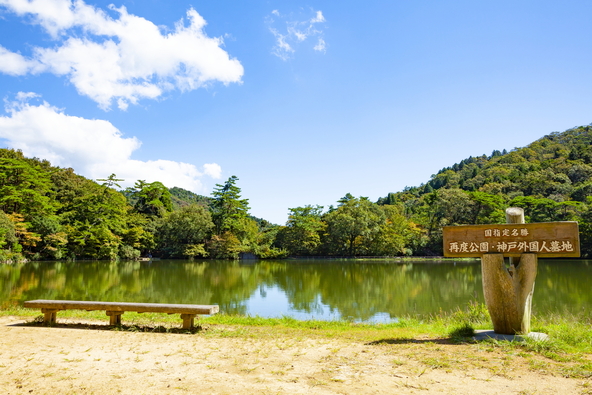 木々に囲まれた修法ヶ原池(画像提供:photop / PIXTA)