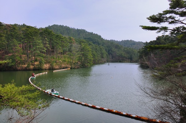 「通天湖」では、貸しボートも楽しめます(画像提供:masumi / PIXTA)