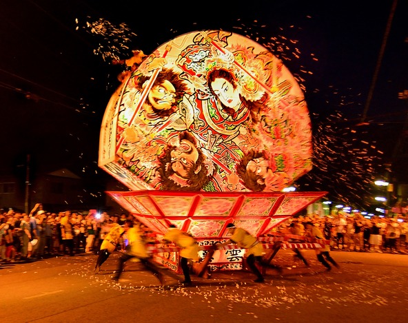 高さ7mの扇ねぷたが彩る幻想的な夜