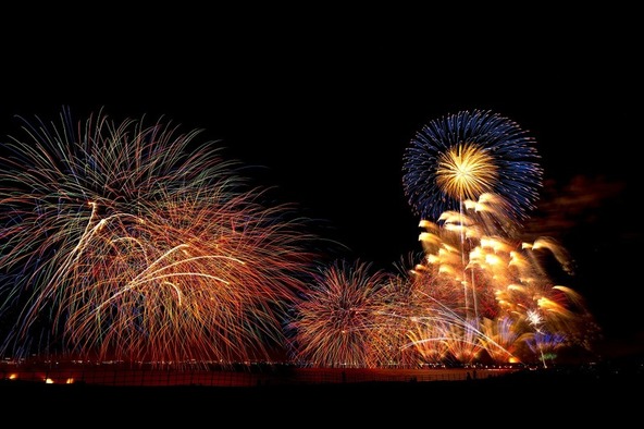 千葉の海辺を満開の花火が彩ります