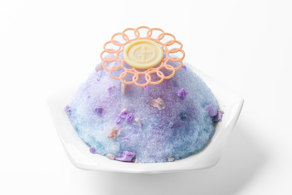 トップにはGAロゴのホワイトチョコや貝殻に見立てたマカロンをトッピング