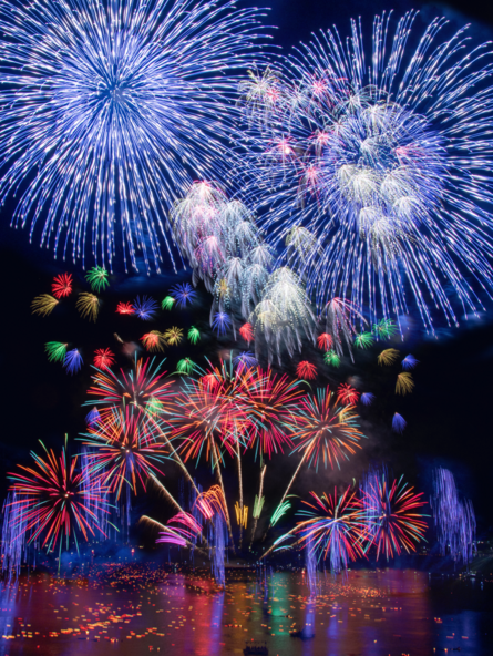 約2,000発の花火が宮津湾の夜空を鮮やかに彩ります
