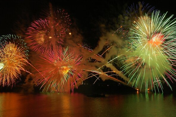 島崎公園から灯籠流しと花火をゆっくり観賞できます