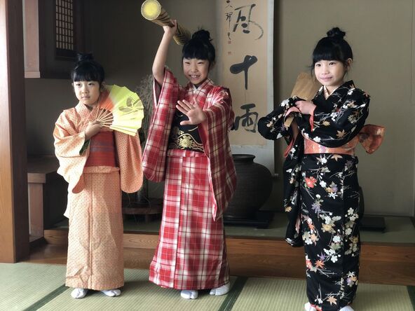 浴衣や着物をまとい、扇を手に踊ります
