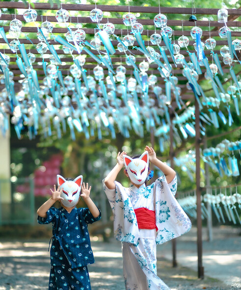 風鈴の音色には、災いを祓(はら)い、健康や幸福を招く力があると伝えられています