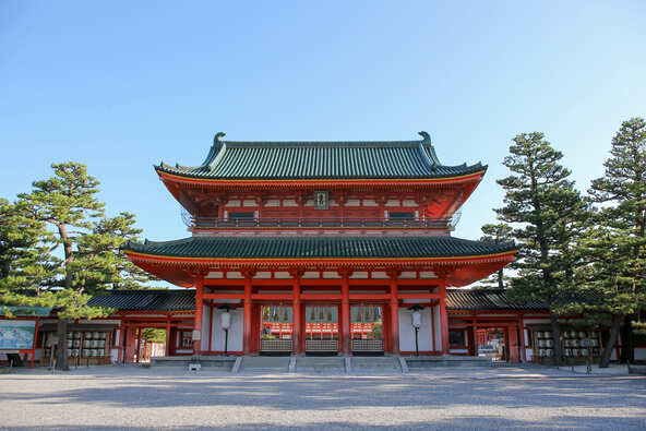 1895年(明治28年)に平安神宮の神門として建てられた「応天門」