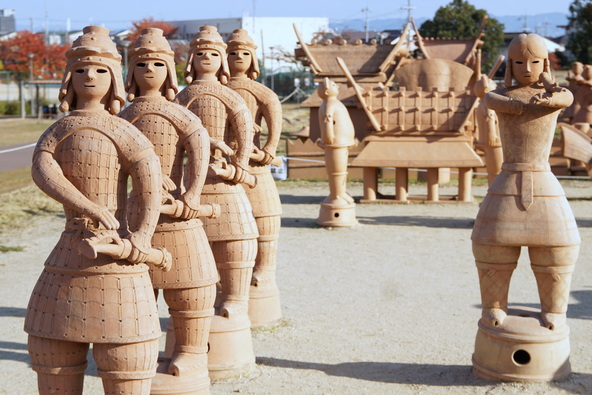 ハニワのレプリカがずらりと並ぶ「今城塚古墳公園」)(画像提供:teraken / PIXTA)