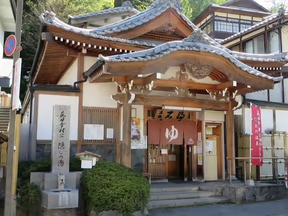 岩の間から湧き出す源泉が特徴の「石湯」