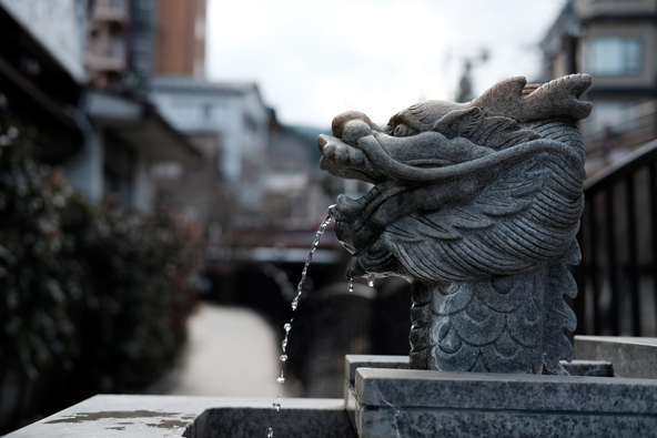 「大湯」の前にある飲泉塔(画像提供:iguchiyasunori / PIXTA)