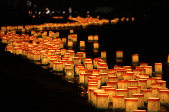 2026年8月22日(土)に福井県永平寺町で開催される「永平寺町大燈籠ながし」の様子